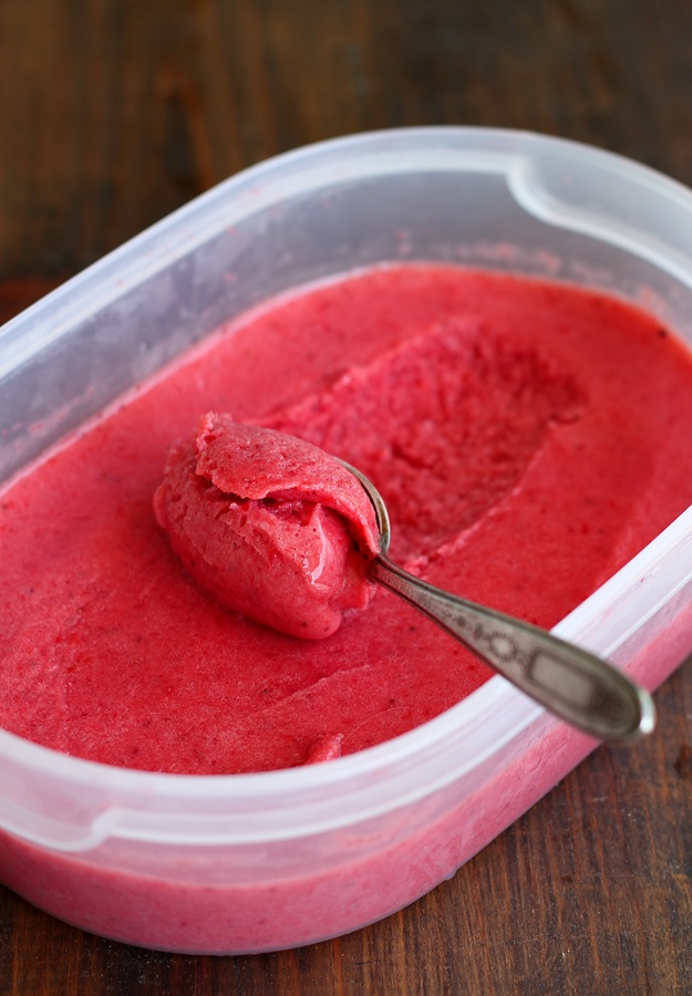 5-Minute Strawberry Frozen Yogurt