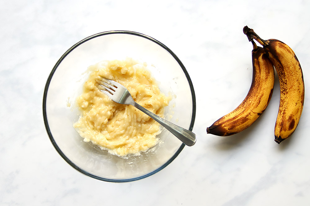 Mashed bananas in bowl