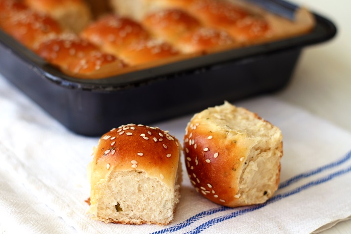 Dinner Rolls wit Sage and brown Butter