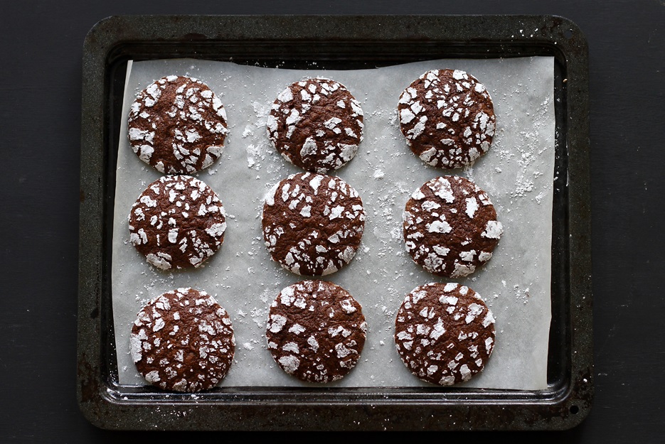 Easy Chocolate Crinkle Cookies