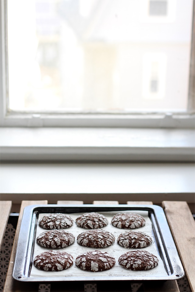 Easy Chocolate Crinkle Cookies