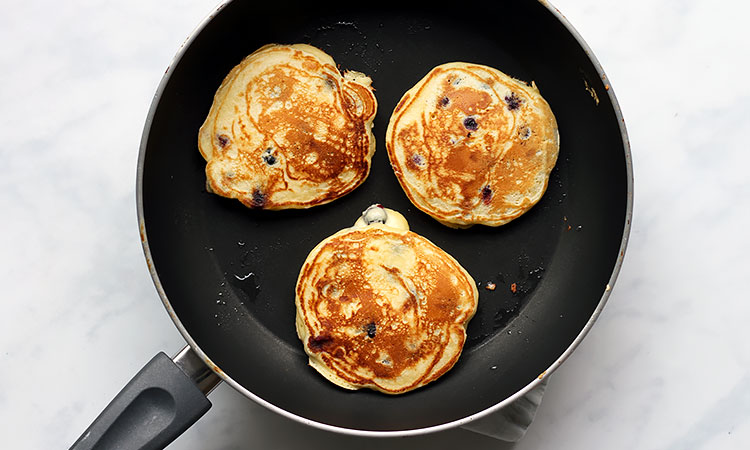 Easy fluffy blueberry pancakes recipe