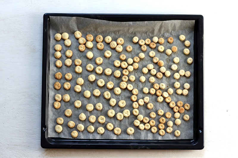 Easy homemade oyster crackers recipe