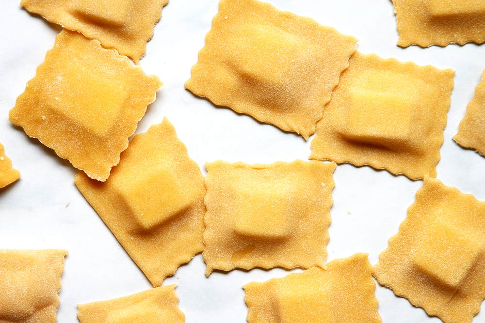 Ravioli al formaggio fatti in casa per i ravioli tostati