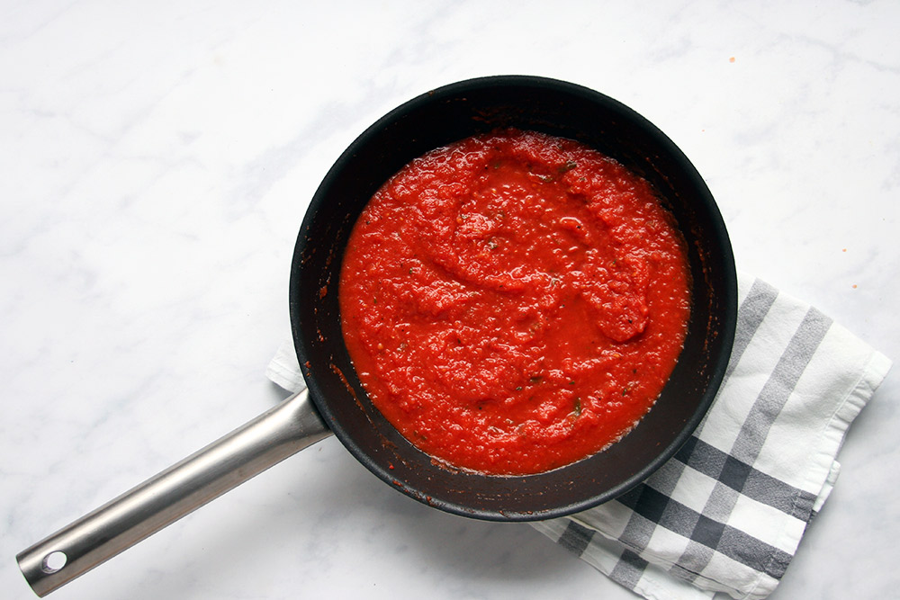 Marinara fatta in casa per la ricetta dei ravioli tostati