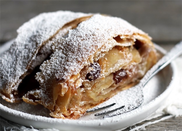 Original Viennese Apple Strudel (Apfelstrudel) » Little Vienna