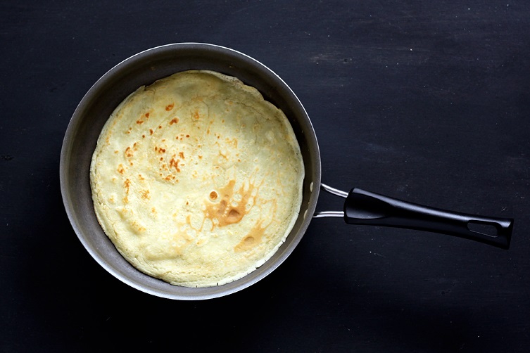 How to make crepes in a regular pan