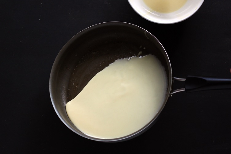 How to swirl crepes in a pan