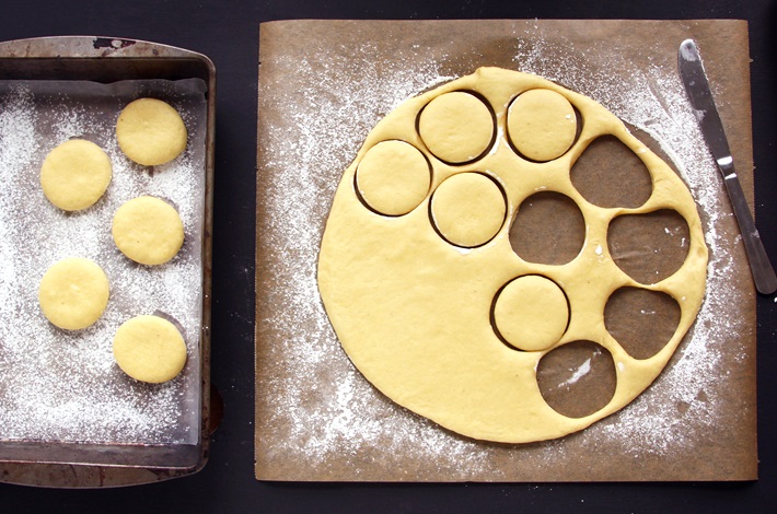 Krapfen recipe - Cutting out Donuts