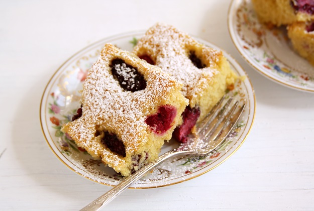 Moist and Easy Berry Cake