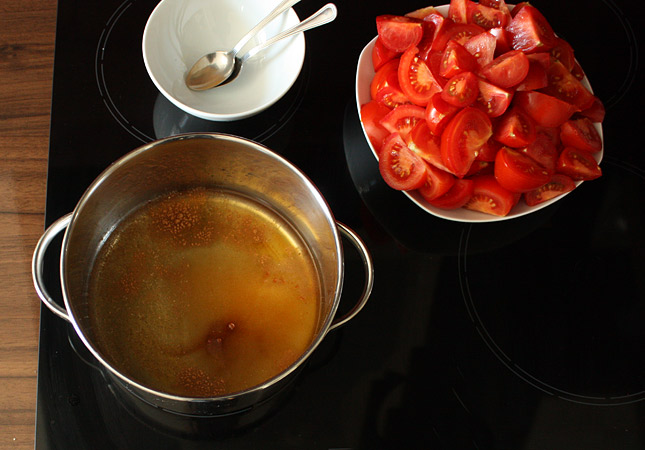 Preparing homemade ketchup