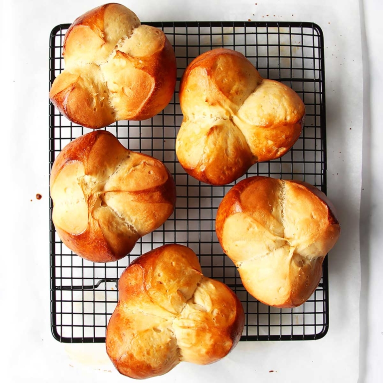 Easter brioche rolls Osterpinzen