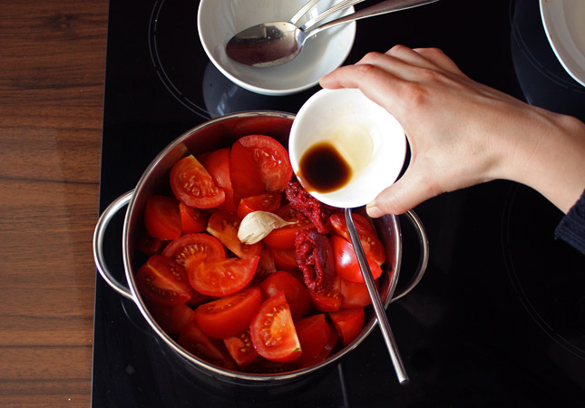 Seasoning homemade ketchup