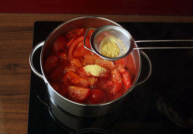 Seasoning homemade ketchup