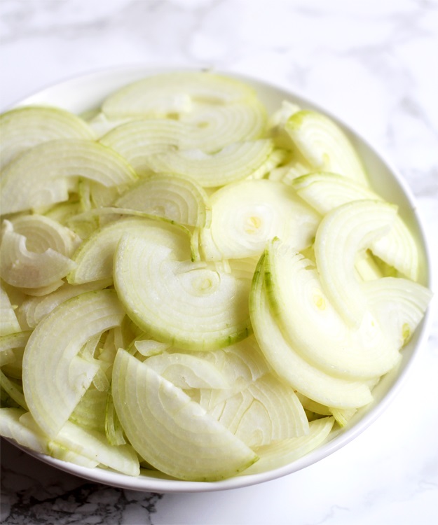 Sliced onions for Austrian Beef Goualsh