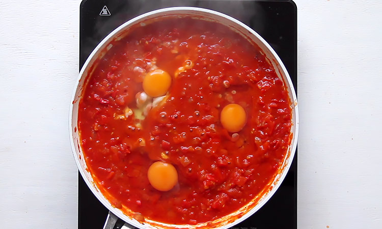 Cracked eggs in tomato sauce