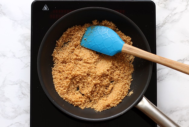 Toasted Breadcrumbs for Apple Strudel Filling