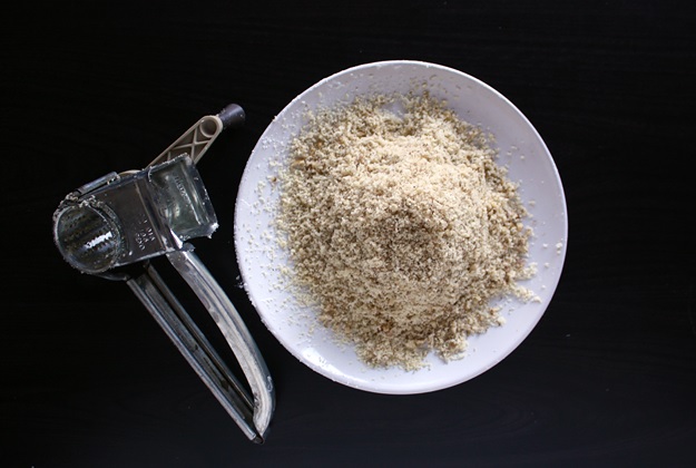 Ground walnuts for vanilla crescents (Vanillekipferl)